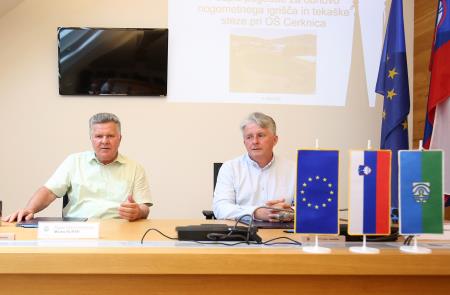 PODPIS POGODBE ZA OBNOVO NOGOMETNEGA IGRIŠČA IN TEKAŠKE STEZE PRI OŠ CERKNICA 06 FOTO LJUBO VUKELIČ